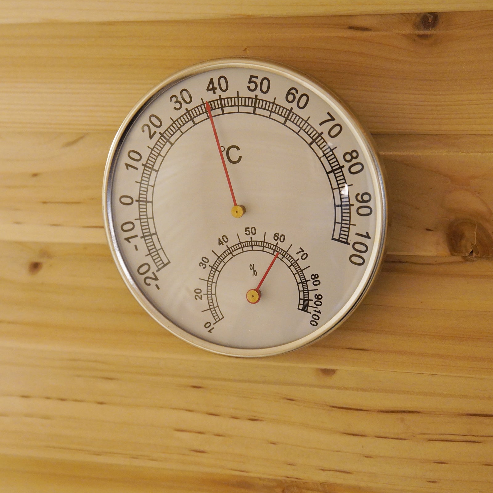 Kivi 4-Person Traditional Outdoor Finnish Home Sauna features a round wall-mounted thermometer/hygrometer. Temperature reads 38–40°C, humidity over 60%, ideal for creating a relaxing sauna environment.